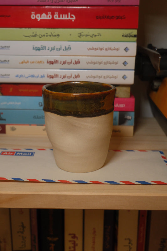 كوب أخضر زيتوني بتفاصيل بنية