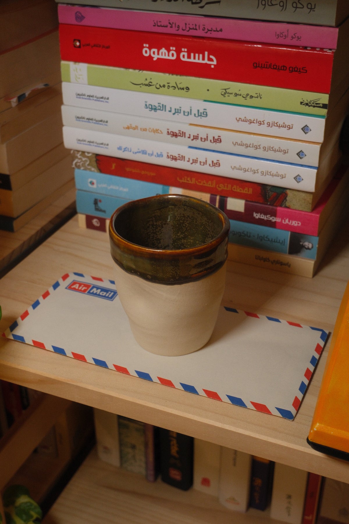 كوب أخضر زيتوني بتفاصيل بنية